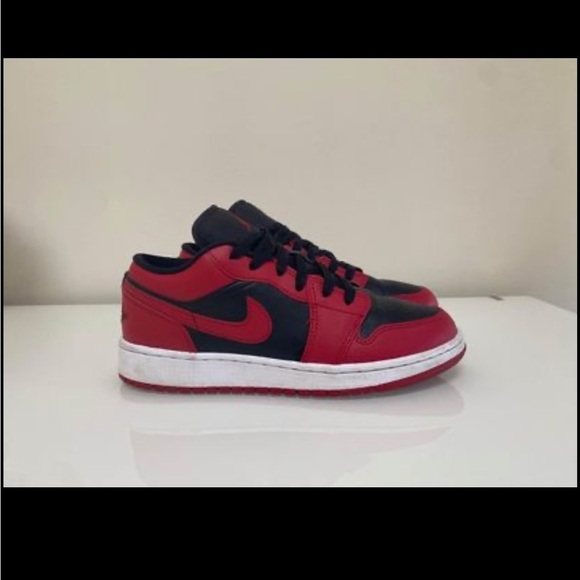 NIKE - Picture 1 of 3